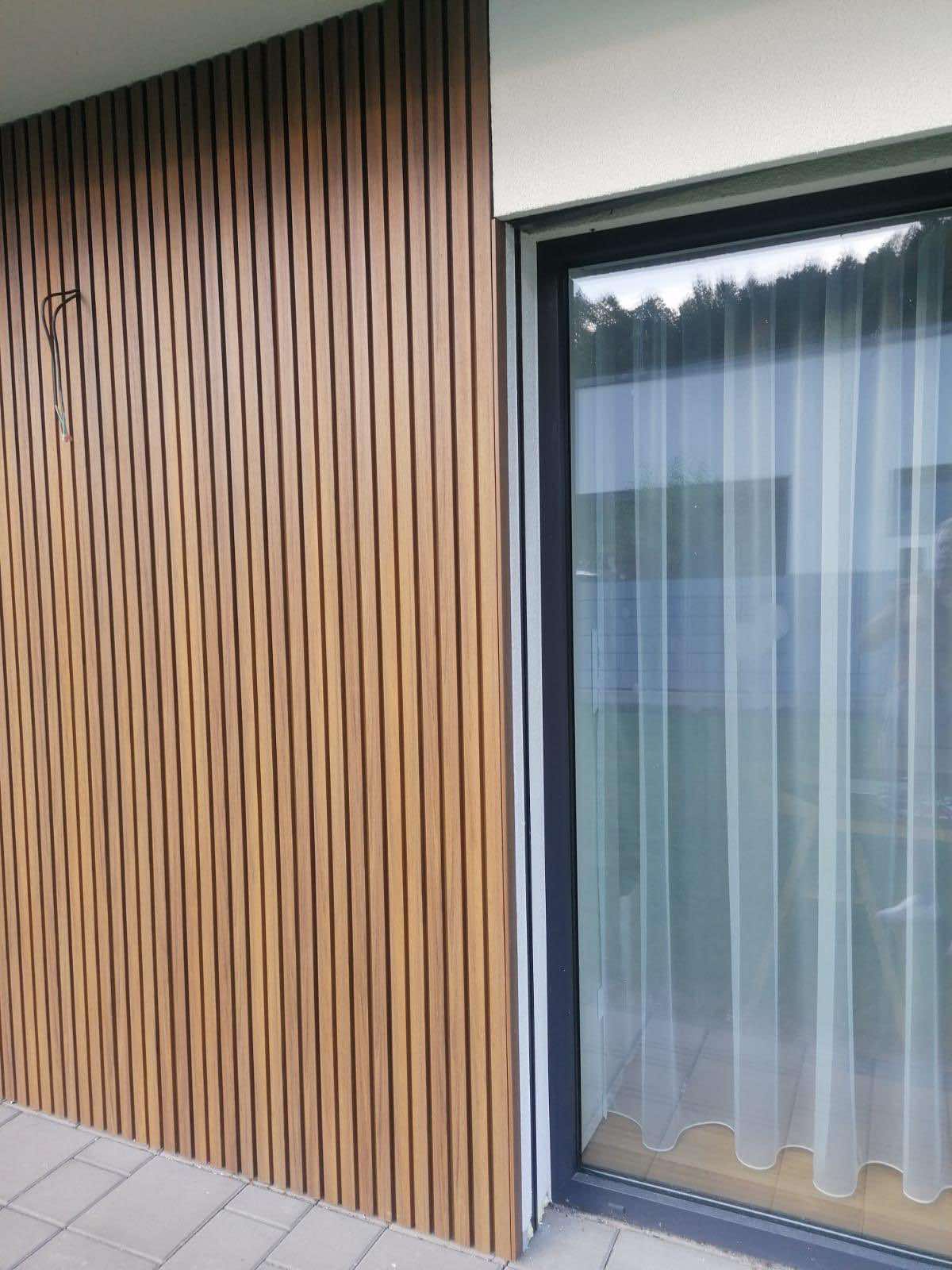 Fasádny lamelový obklad na rodinnom dome Fasádny lamelový obklad MEDIUM LIGHT BROWN