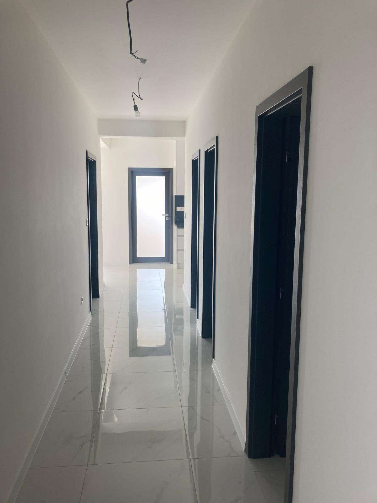 Dvere DOMINO2 a laminátová podlaha SolidStep Interiérové dvere DOMINO2 v dekore ANTRACIT v chodbe