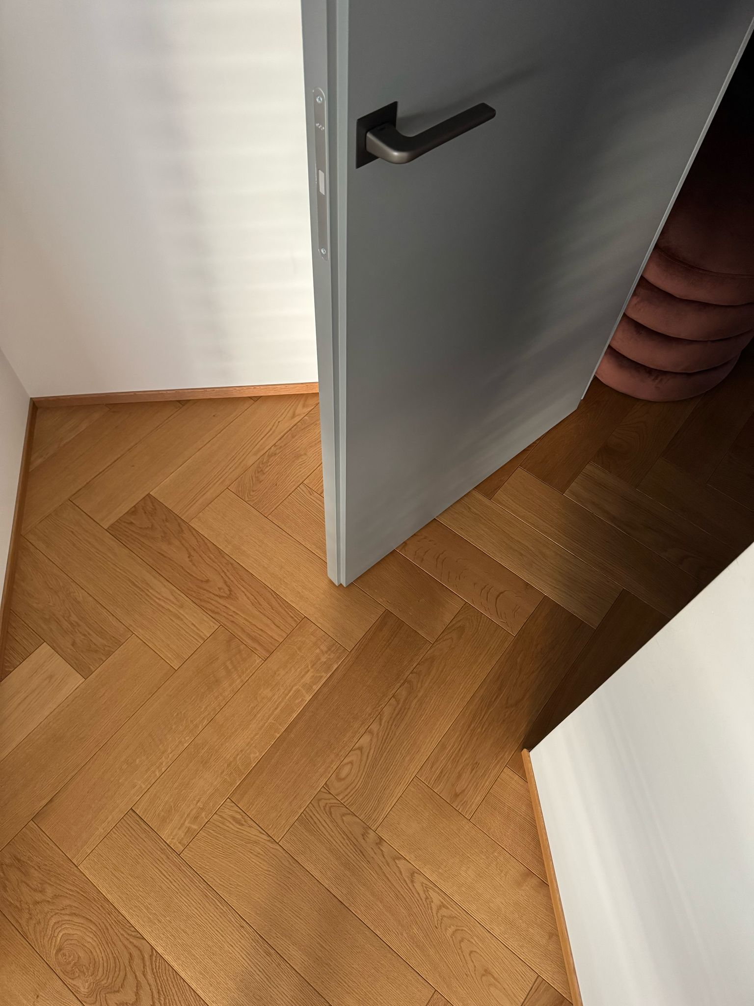 Detail reverzné bezfalcové dvere