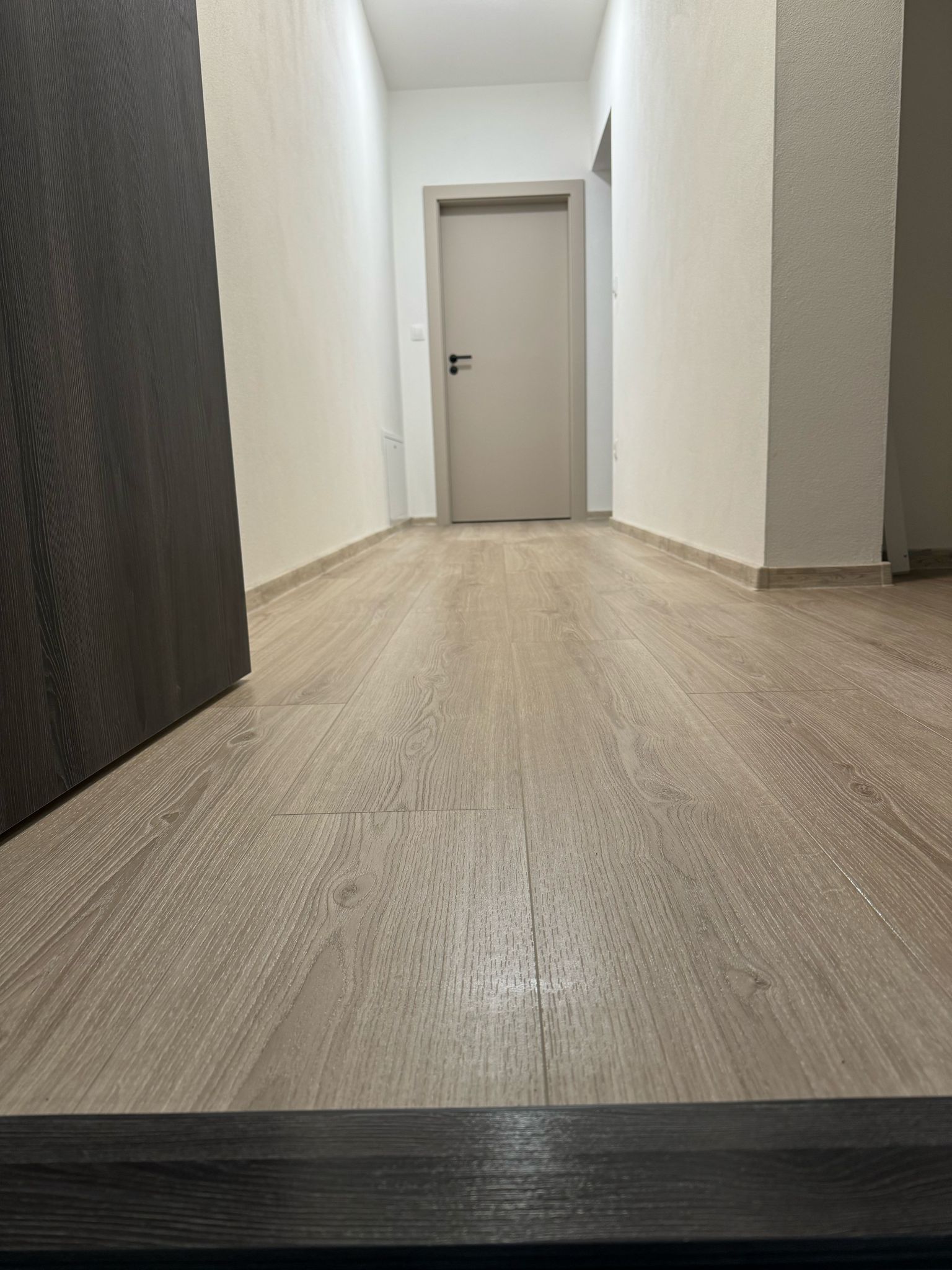 Dvere CPL laminát Kašmír v chodbe